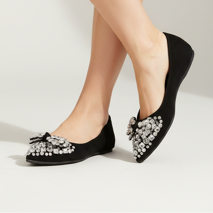 Ballerine noire portée par un modèle