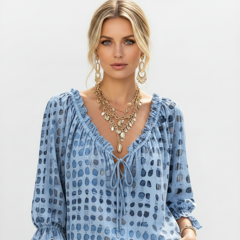 Blouse bleue - face caméra fond blanc