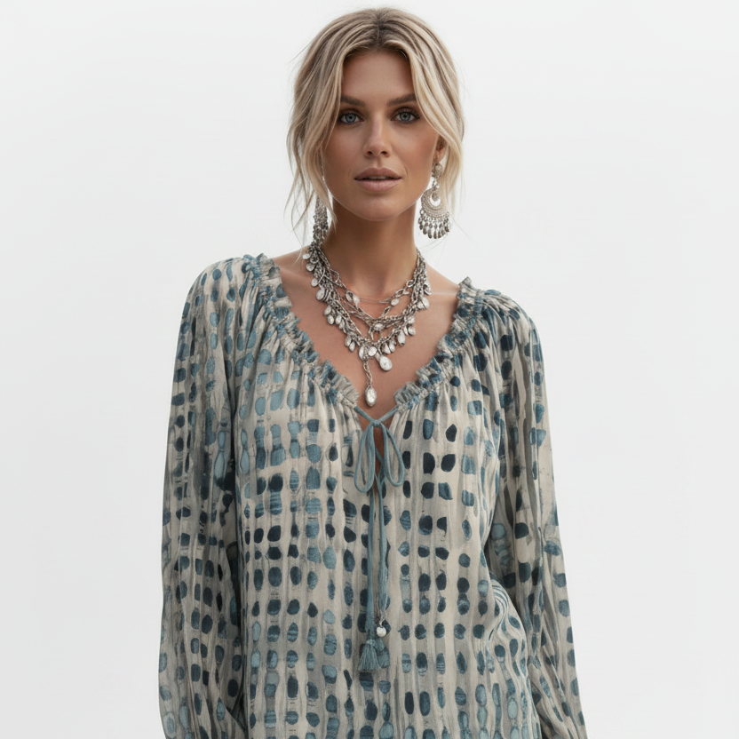 Blouse bleue portée par modèle boho