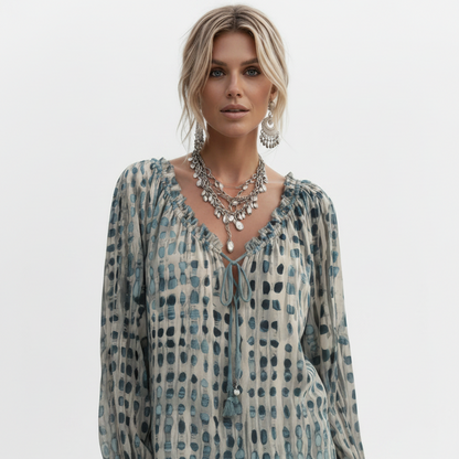 Blouse bleue portée par modèle boho