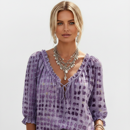 Blouse violette - fond blanc face caméra