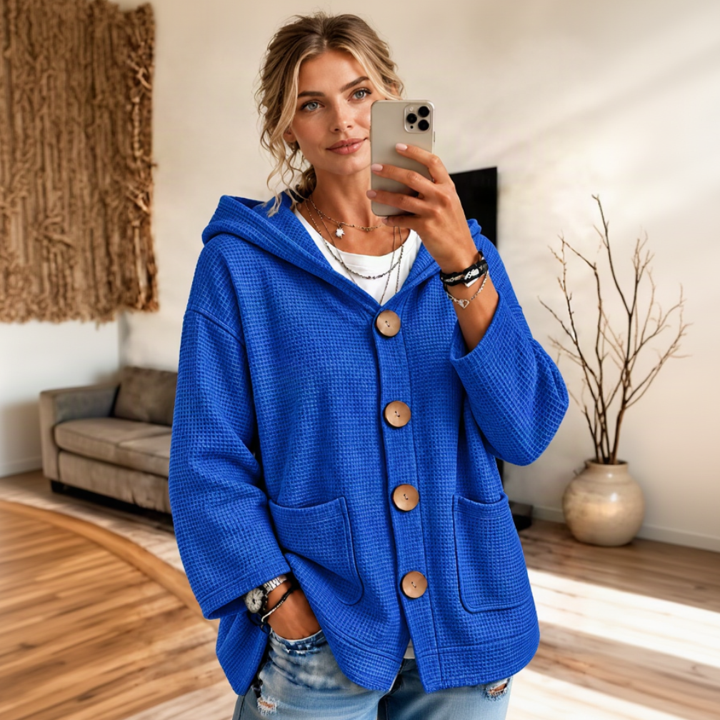 Cardigan bleu de face avec le mannequin