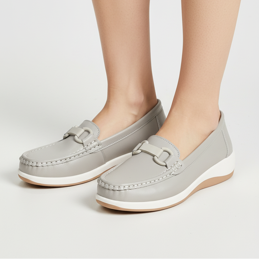 Mocassin gris clair porté par un modèle