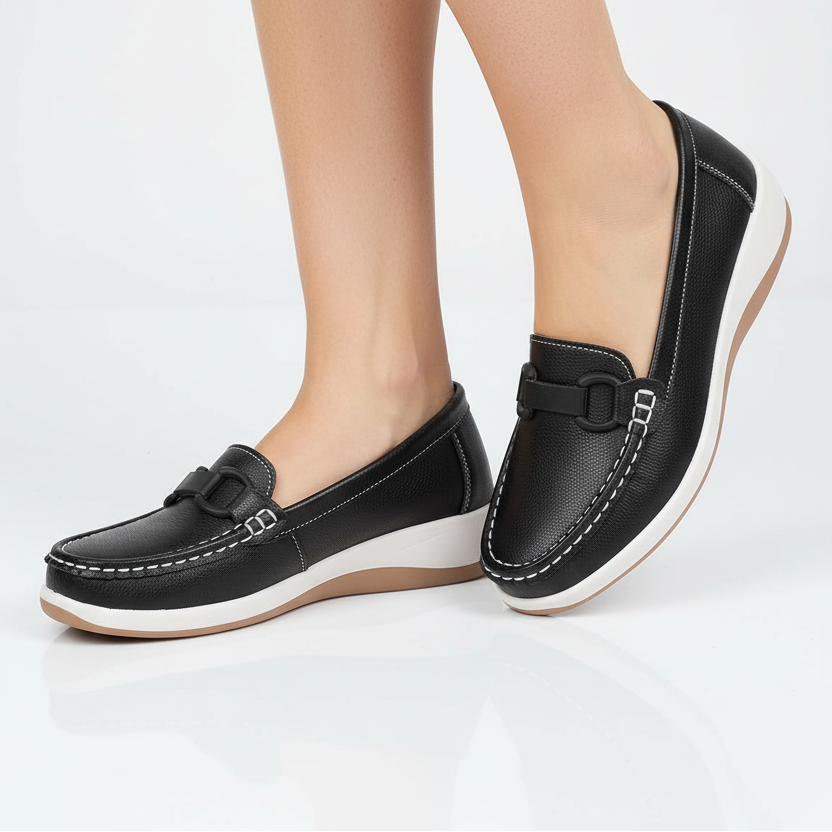 Mocassin noir porté par un modèle