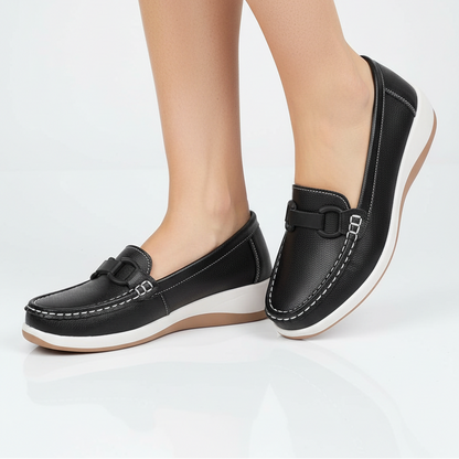 Mocassin noir porté par un modèle