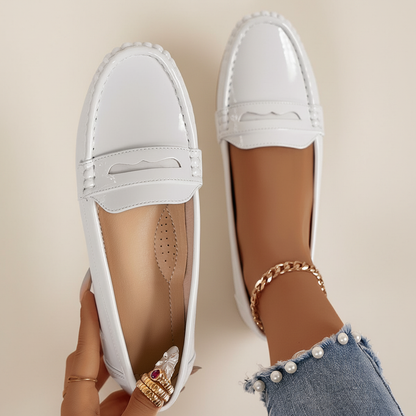Mocassins blancs sur fond ivoire