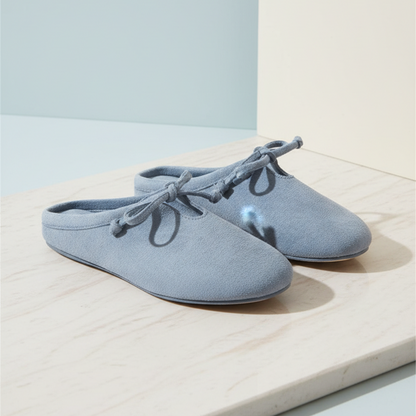 Modèle bleu poudré avec fond studio bleu clair