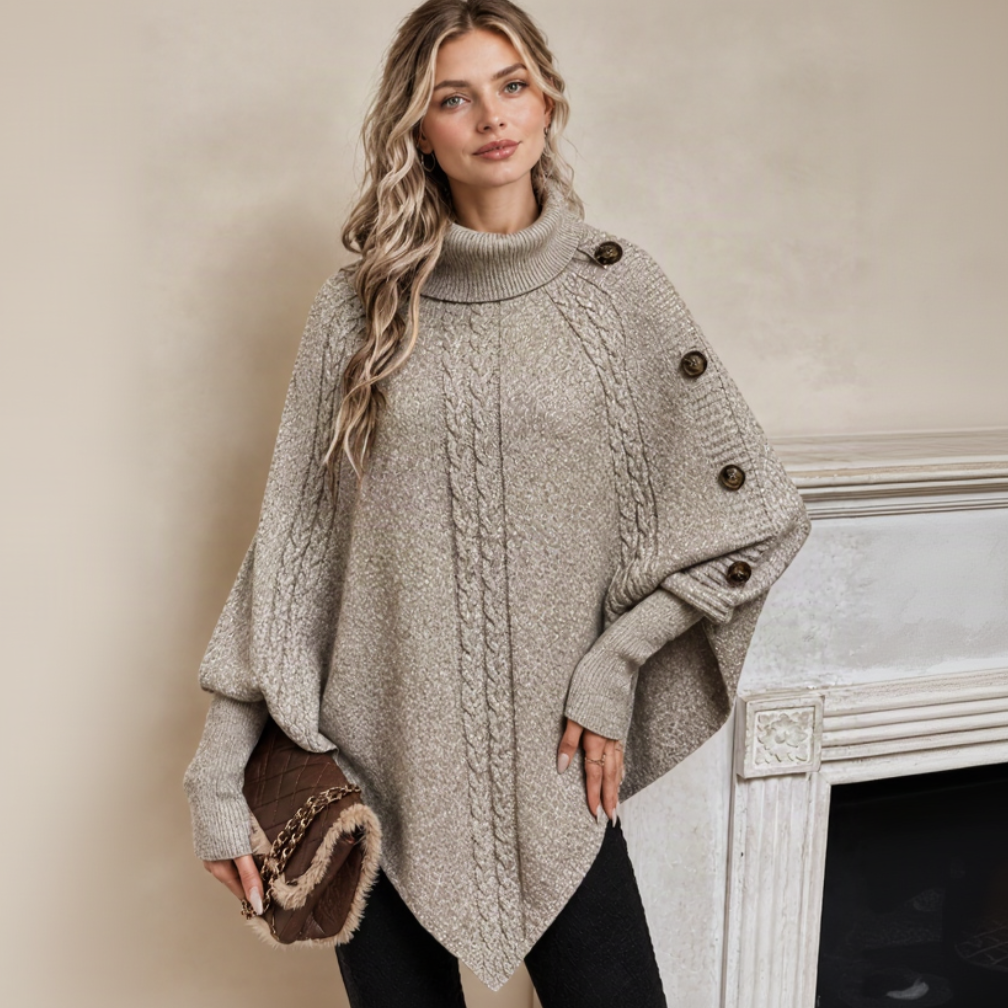 Pull poncho beige avec le décor de la cheminée