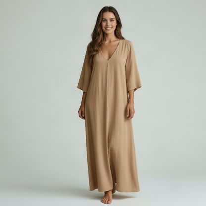 Robe beige, visage souriant