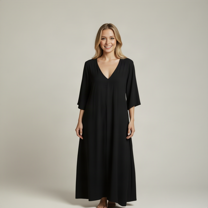 Robe noire, visage souriant