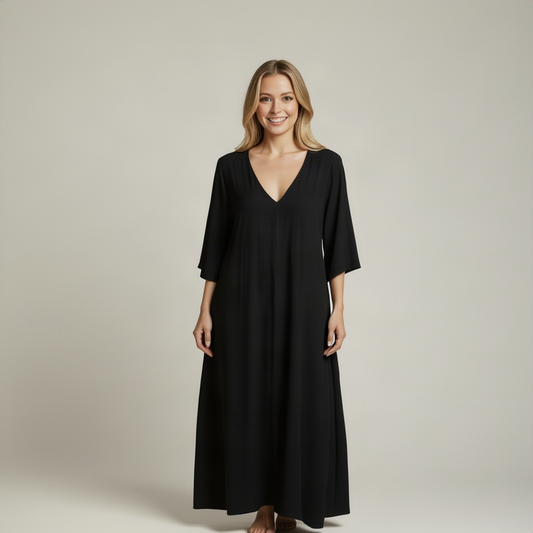 Robe noire, visage souriant