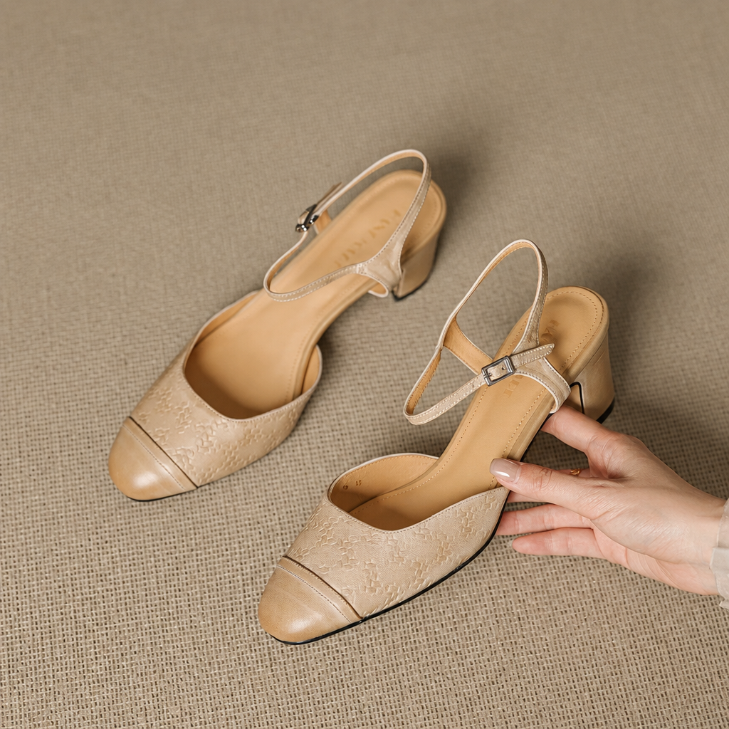 Sandales beige, fond légèrement éclairci