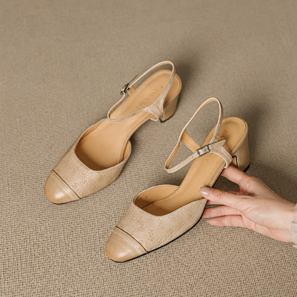 Sandales beige, fond légèrement éclairci