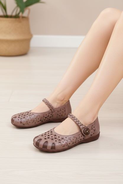 Sandales brun camée portées par un modèle