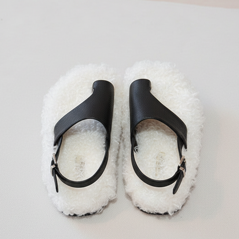 Sandales noires avec doublure fourrée blanche